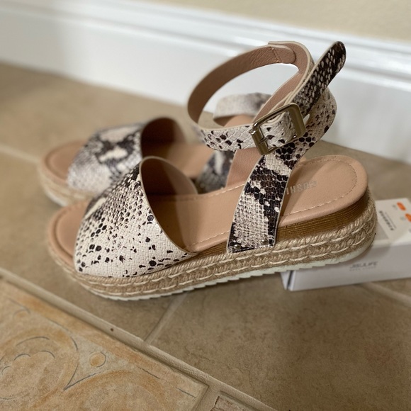 *Like New* Cushionaire “Miranda” Faux Snakeskin Espadrille Sandals - Picture 5 of 5